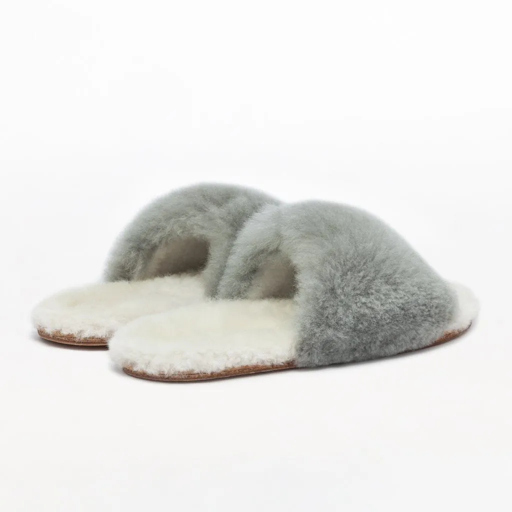 ETHICALLY AND CRUELTY FREE ALPACA SLIDER IN GREY/WHITE